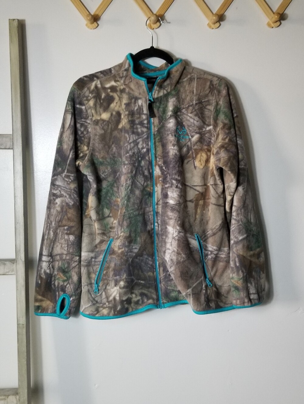 REALTREE WOMEN'S CAMOUFLAGE FLEECE JACKET WITH TEAL BLUE TRIM SIZE LARGE